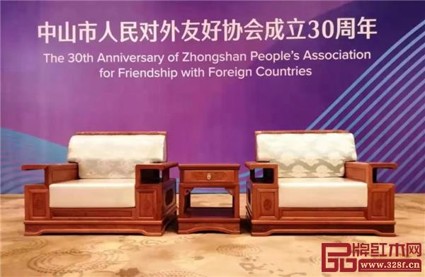 东成红木《香茗会客椅》、《皇宫椅系列》登上中山市人民对外友好协会成立30周年庆典活动主会场 东成红木《香茗会客椅》、《皇宫椅系列》登上中山市人民对外友好协会成立30周年庆典活动主会场