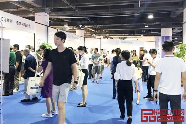 红木行业未来的出路是企业如何给自己定好位,并根据这样的定位来配置必要的资源和建设必要的能力(图为第三届新中式红木展现场) 红木行业未来的出路是企业如何给自己定好位,并根据这样的定位来配置必要的资源和建设必要的能力(图为第三届新中式红木展现场)