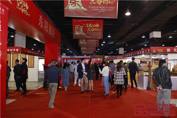 展会现场人头攒动,热闹非凡.jpg 展会现场人头攒动,热闹非凡.jpg