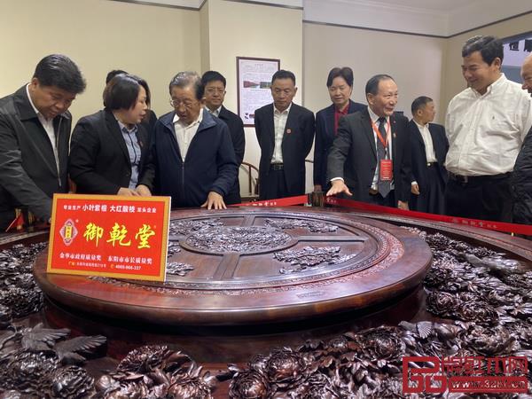 全国政协人口资源环境委员会原主任、国家林业局原局长、中国林业产业联合会会长贾治邦(上图1左三),浙江省人大常委会原党组副书记、副主任程渭山(上图2右二),中国林业产业联合会副会长兼秘书长王满(上图1右一,上图2左四)等领导在东阳市委书记傅显民(上图2右一)、政协主席卜亚男(上图2左二)的陪同下参观博览会参展品牌(御乾堂红木)作品 全国政协人口资源环境委员会原主任、国家林业局原局长、中国林业产业联合会会长贾治邦(上图1左三),浙江省人大常委会原党组副书记、副主任程渭山(上图2右二),中国林业产业联合会副会长兼秘书长王满(上图1右一,上图2左四)等领导在东阳市委书记傅显民(上图2右一)、政协主席卜亚男(上图2左二)的陪同下参观博览会参展品牌(御乾堂红木)作品