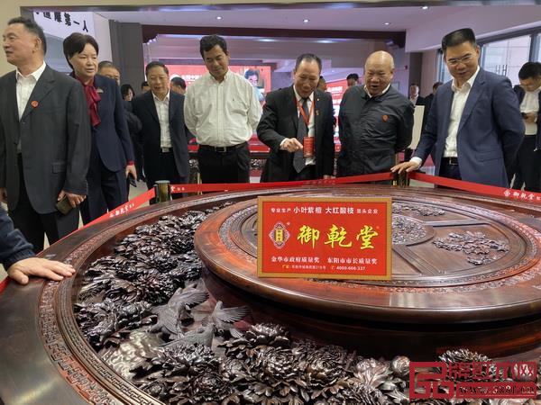 全国政协人口资源环境委员会原主任、国家林业局原局长、中国林业产业联合会会长贾治邦(上图1左三),浙江省人大常委会原党组副书记、副主任程渭山(上图2右二),中国林业产业联合会副会长兼秘书长王满(上图1右一,上图2左四)等领导在东阳市委书记傅显民(上图2右一)、政协主席卜亚男(上图2左二)的陪同下参观博览会参展品牌(御乾堂红木)作品 全国政协人口资源环境委员会原主任、国家林业局原局长、中国林业产业联合会会长贾治邦(上图1左三),浙江省人大常委会原党组副书记、副主任程渭山(上图2右二),中国林业产业联合会副会长兼秘书长王满(上图1右一,上图2左四)等领导在东阳市委书记傅显民(上图2右一)、政协主席卜亚男(上图2左二)的陪同下参观博览会参展品牌(御乾堂红木)作品