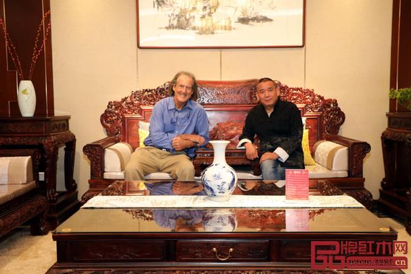 诺贝尔生理学或医学奖获得者克雷格·梅洛教授(左)与华厦·大不同董事长陈田华合影.jpg 诺贝尔生理学或医学奖获得者克雷格·梅洛教授(左)与华厦·大不同董事长陈田华合影.jpg
