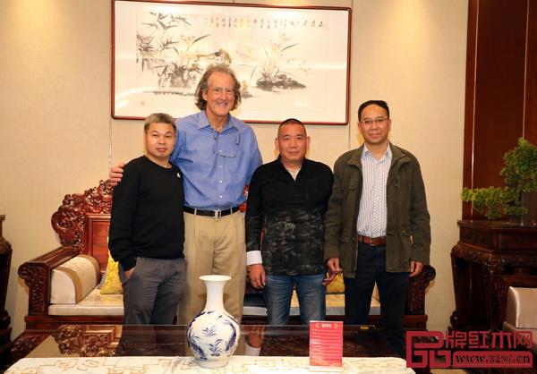 诺贝尔生理学或医学奖获得者克雷格·梅洛教授(左二),华中科技大学控制科学与工程系教授、博士生导师潘林强(右一),中南民族大学化学与材料科学学院金士威教授(左一)与华厦·大不同董事长陈田华合影留念.jpg 诺贝尔生理学或医学奖获得者克雷格·梅洛教授(左二),华中科技大学控制科学与工程系教授、博士生导师潘林强(右一),中南民族大学化学与材料科学学院金士威教授(左一)与华厦·大不同董事长陈田华合影留念.jpg