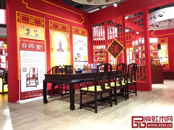 千赢国际入口家具因其强烈的民族风格、突出的东方艺术和独特的审美趣味,在国际舞台上刮起浓郁的中式风 千赢国际入口家具因其强烈的民族风格、突出的东方艺术和独特的审美趣味,在国际舞台上刮起浓郁的中式风