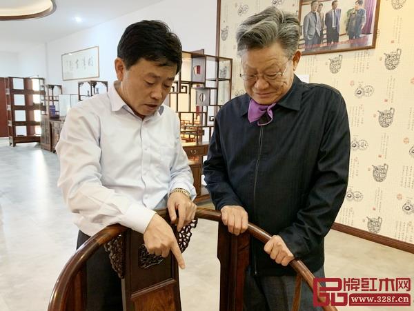 联合国前副秘书长沙祖康（右）带队一行莅临雅晟红木参观指导，雅晟红木董事长冯日成（左）热情接待