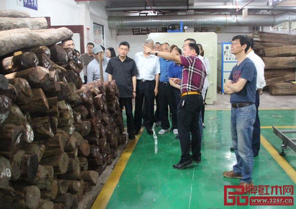 在御乾堂红木董事长马海军的陪同下，西泠印社老师们参观了其木材车间和设计中心