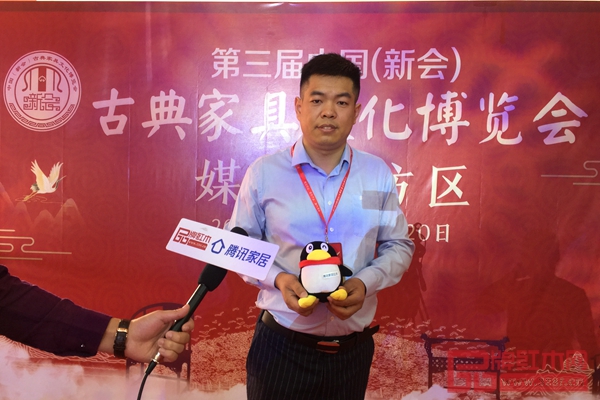 居典红木董事长尹付林正接受腾讯家居与品牌红木的现场采访