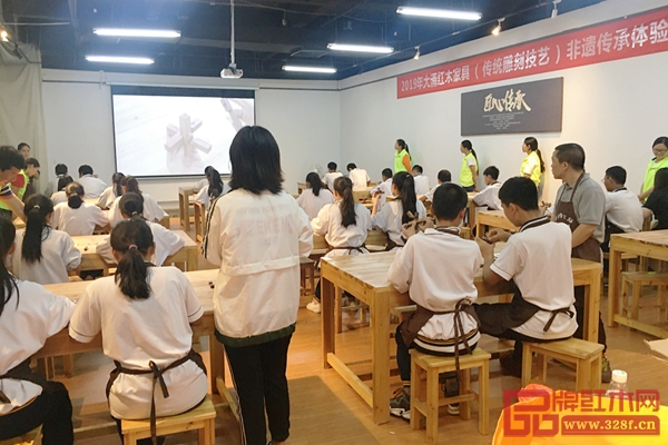 广大学子在学习红木雕刻技艺,体验纯粹的生活美学 广大学子在学习红木雕刻技艺,体验纯粹的生活美学
