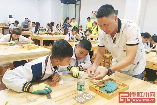 广东省非物质文化遗产传承人李仲良先生在为学生耐心讲解