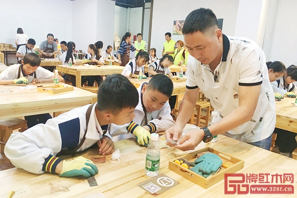广东省非物质文化遗产传承人李仲良先生在为学生耐心讲解 广东省非物质文化遗产传承人李仲良先生在为学生耐心讲解