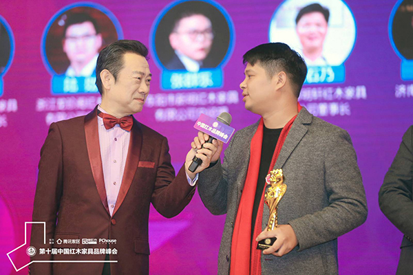 华夏一品总经理张拓（右）接受央视著名主持人赵保乐采访