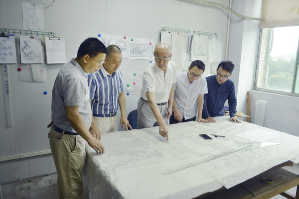 邵湘文大师(中)与设计团队就产品设计反复推敲 邵湘文大师(中)与设计团队就产品设计反复推敲