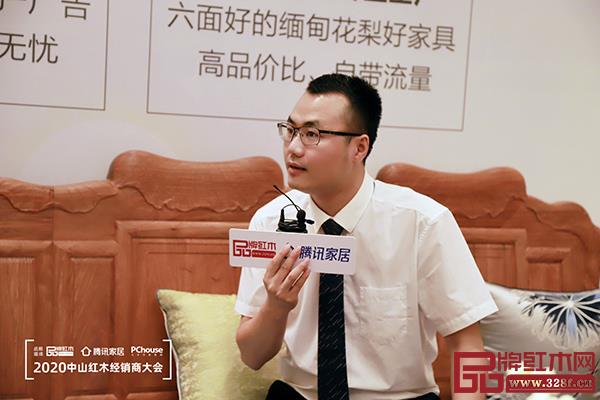 雅宋红木总经理窦琦柳在优选品牌直播招商会上介绍招商优惠政策 雅宋红木总经理窦琦柳在优选品牌直播招商会上介绍招商优惠政策