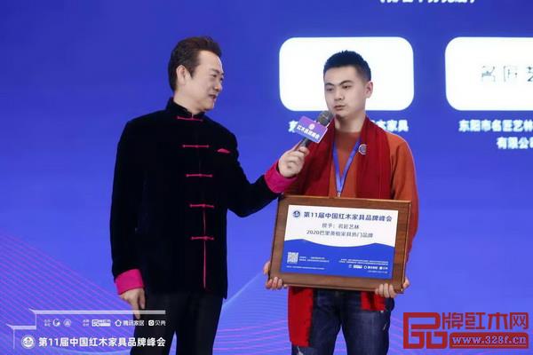 清韻紅木總經理張秉勛臺上接受央視主持人趙保樂采訪