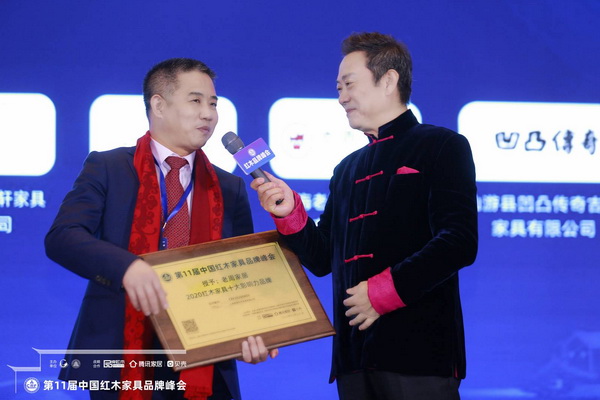 老周家居董事长周仲坚(左)接受中央电视台主持人赵保乐(右)采访,谈及