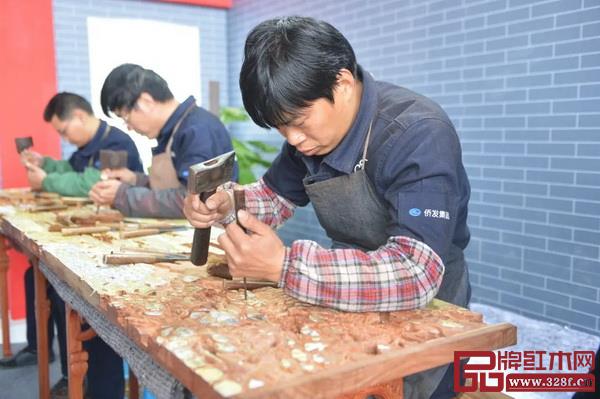 雕刻师傅在中国(中山)红木家具文化博览会演示红木雕刻(中山市档案馆藏) 雕刻师傅在中国(中山)红木家具文化博览会演示红木雕刻(中山市档案馆藏)
