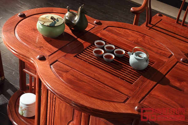 居典红木《圆融茶台》茶台面采用花瓣式的设计，如坐花中品茶