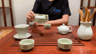 茶台大小正方便为宾客及时添茶，尽显茶礼仪中的待客之道