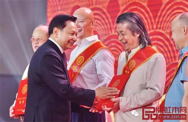 明清家具设计大师伍炳亮先生获颁“第八届中国工艺美术大师”荣誉证书。