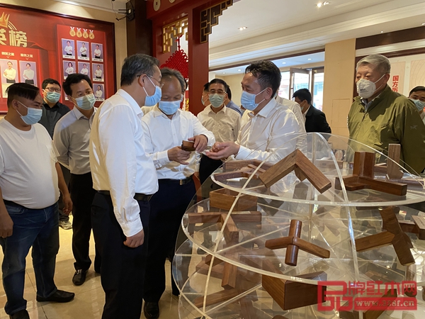 省市一眾領導在國方家居董事長陳新平的陪同下參觀國方家居展廳
