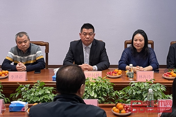 江门市居典红木家具有限公司董事长尹付林(右二）发表讲话
