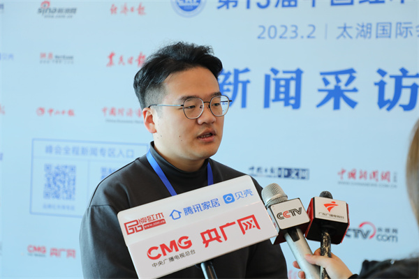 第13届中国红木家具品牌峰会—雅典红木包总经理包相城接受媒体采访