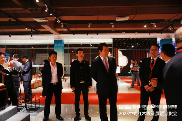 中国林产工业协会执行会长王满（右三）、中山市副市长周作德（右二）等领导嘉宾参观设计展