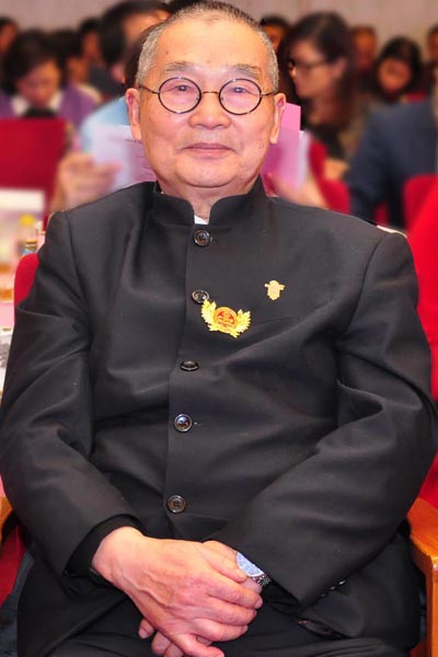 胡景初 中国高等教育家具设计专业创始人、全联艺术红木家具专委会专家顾问、中南林业科技大学博士生导师、新中式文化研究院院长、广东省家具产业研究院智库委员会主席团成员