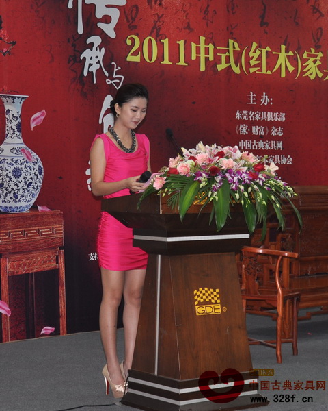 峰会主持人：广州电视台主持人谢斐斐