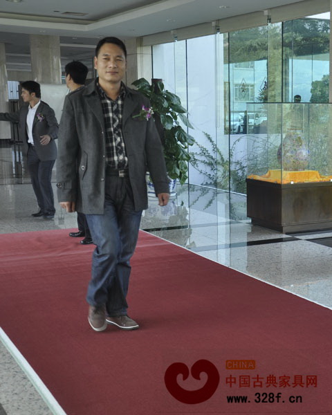 东阳東清阁红木办公室主任黄国平