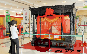 1280万元紫檀龙凤床亮相长春