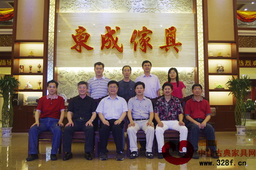 广东省文化厅领导莅临东成红木指导工作