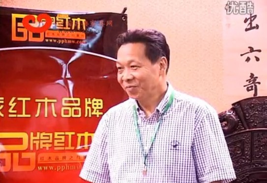 红宝轩总经理曹兆庭在第28届东莞名家具展上接受中国古典家具网记者采访