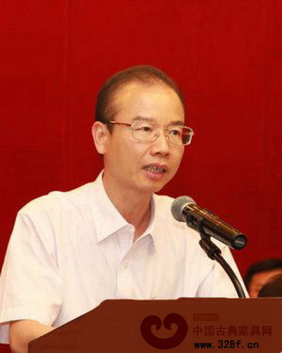 新会古典家具城董事长邱德厚