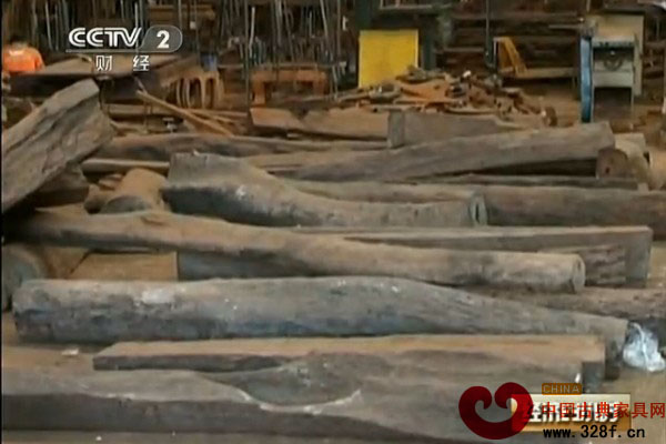 中国商人囤积红木 红木家具井喷式增长（视频）