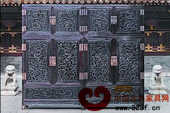 世界最大尺寸的乾隆紫檀四件柜登场保利春拍