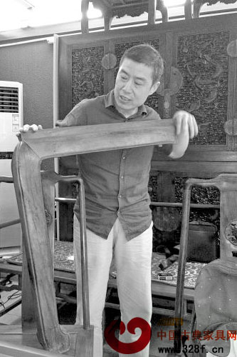 刘显波：为收藏家具卖掉房子的江城大学教授
