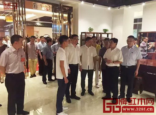 广东省政协主席王荣率队走访区氏臻品