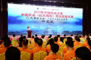 近百工匠同台竞技 24小时争夺红木雕刻“工匠之星”