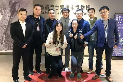 成龙参观上海木文化博物馆，对红木文化研究持续升温