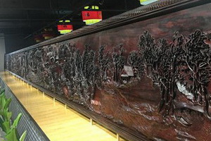 世界最长大红酸枝作品亮相 红木雕刻题材能否超越《清明上河图》？