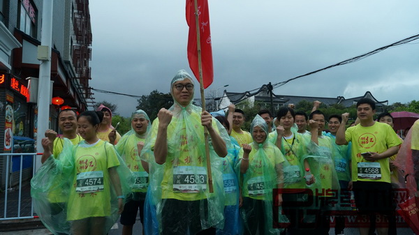 样样红:奔跑在横店马拉松上的红木人