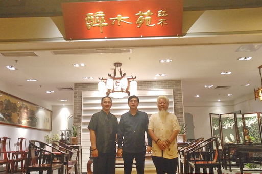 广州市家具行业协会会长梁纳新盛赞醉木苑红木