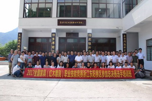 大师助阵，选手积极备战红木雕刻总决赛