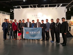 鲁班木艺李爱金大师经典力作亮相好莱坞，引好莱坞名流围观试坐