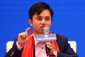 全联艺术红木家具专业委员会执行会长林伟华：世界爱上中国红木家具指日可待