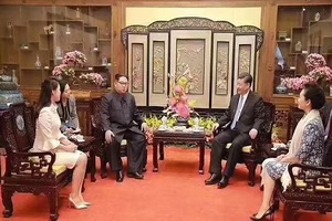 朝鲜国家领导人金正恩首次访华 红木家具再次令世界瞩目