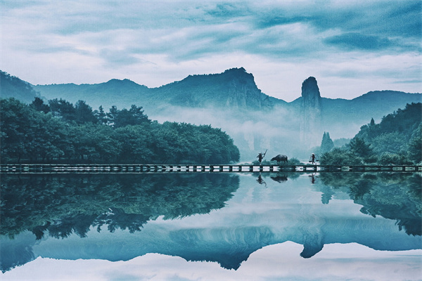 夏令时新，水秀山明