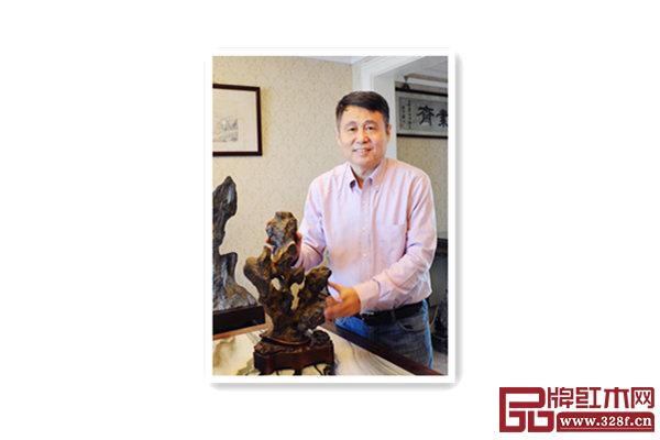 全联艺术红木家具专业委员会专家顾问、明清家具研究学者张辉,毕业于山东大学历史系考古专业,先后任职河北省博物馆、河北教育出版社。1994 年后,在北京多家出版社任策划组稿编辑,并创建北京紫都苑图书发行公司。著有《曾国藩之谜》(经济日报出版社),整理《曾国藩全集》(中国致公出版社)、《中国通史》(中国档案出版社)、《中国名画全集》(京华出版社)、《古董收藏价格书系》(远方出版社)等著作。从2000年开始,从事明清家具、文玩古董收藏和研究,现为三家专业艺术媒体专栏作家。将考古学、人类学、图像学、历史学之方法论引入家具研究。2017 年出版《明式家具图案研究》(故宫出版社) 全联艺术红木家具专业委员会专家顾问、明清家具研究学者张辉 全联艺术红木家具专业委员会专家顾问、明清家具研究学者张辉,毕业于山东大学历史系考古专业,先后任职河北省博物馆、河北教育出版社。1994 年后,在北京多家出版社任策划组稿编辑,并创建北京紫都苑图书发行公司。著有《曾国藩之谜》(经济日报出版社),整理《曾国藩全集》(中国致公出版社)、《中国通史》(中国档案出版社)、《中国名画全集》(京华出版社)、《古董收藏价格书系》(远方出版社)等著作。从2000年开始,从事明清家具、文玩古董收藏和研究,现为三家专业艺术媒体专栏作家。将考古学、人类学、图像学、历史学之方法论引入家具研究。2017 年出版《明式家具图案研究》(故宫出版社) 全联艺术红木家具专业委员会专家顾问、明清家具研究学者张辉