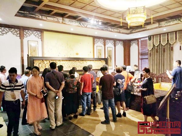 品牌红木家具经销商联盟成员参观走访旭东红木“透明工厂”